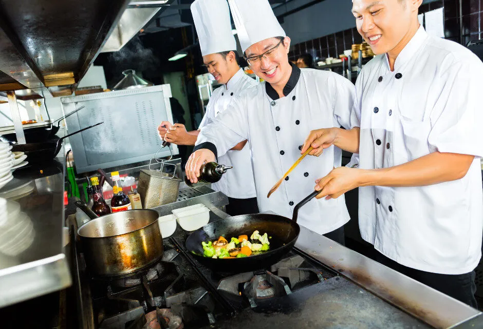 Đầu bếp chuẩn bị món ăn tại nhà hàng