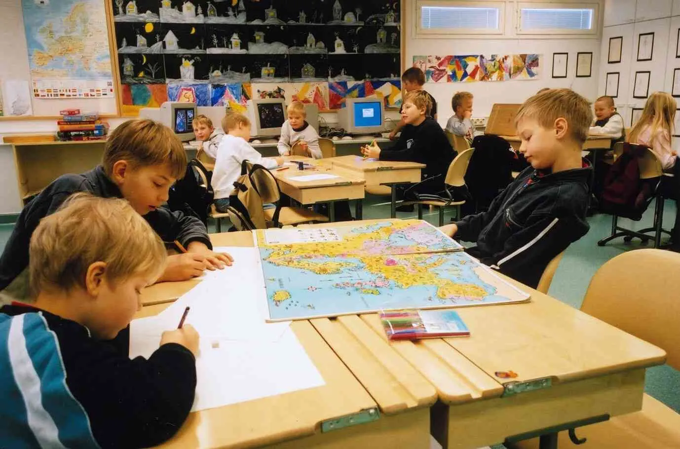 Trẻ em tham gia các hoạt động phát triển kỹ năng tại trường học châu Âu